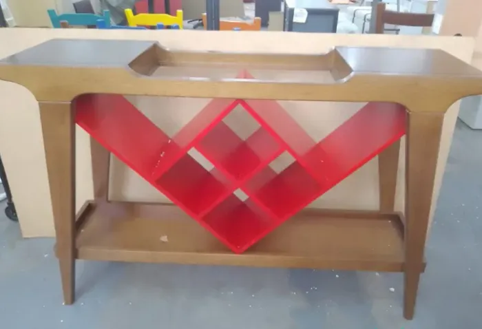 Mesa Bar/Aparador com Detalhe Vermelho