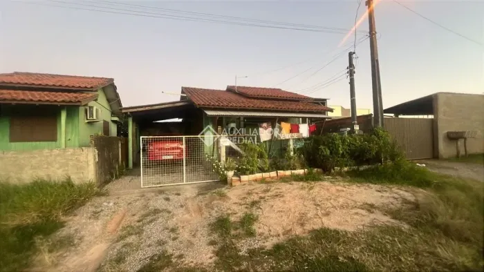 Oportunidade Residencial: Casa com Acesso Estratégico à BR-101 em Alto Arroio, Imbituba -