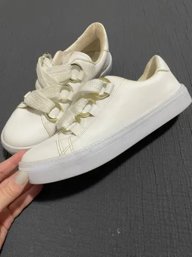 Tênis branco com detalhes dourados