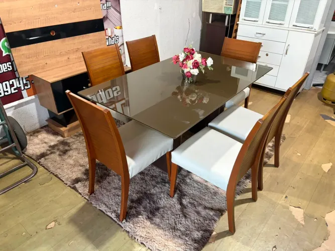 Mesa de jantar com 6 cadeiras de courino bem conservada ((ENTREGO GRATIS))