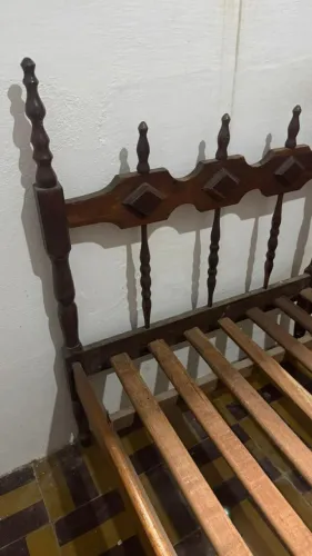 Cama solteiro vintage antiga