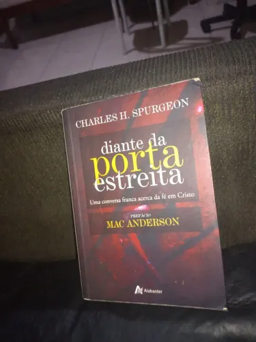 Livro diante da porta estreita de Mac Anderson