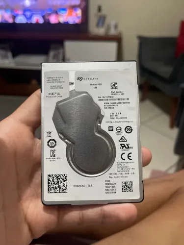 Vendo esse disco rígido (HDD) interno de 2,5 polegadas, modelo Seagate Mobile HDD de 1 TB.