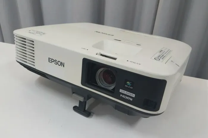Projetor Epson de 5000 lúmens FULL HD NATIVO COM DETALHE