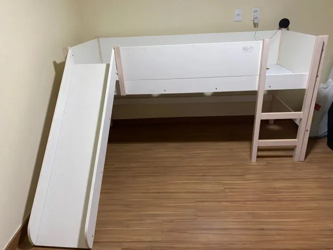 Cama infantil com escorregador