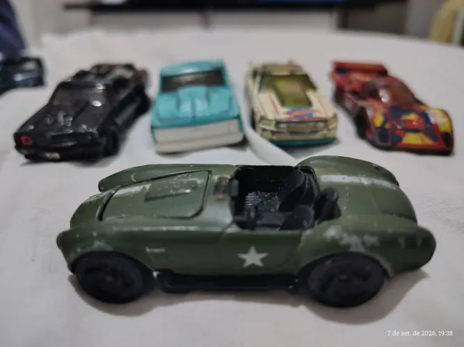 20 carrinhos da hot Wheels para coleção