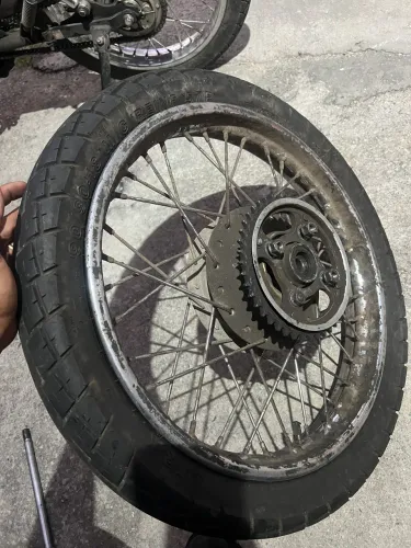 Vendo roda raiada + rolamento + pneu