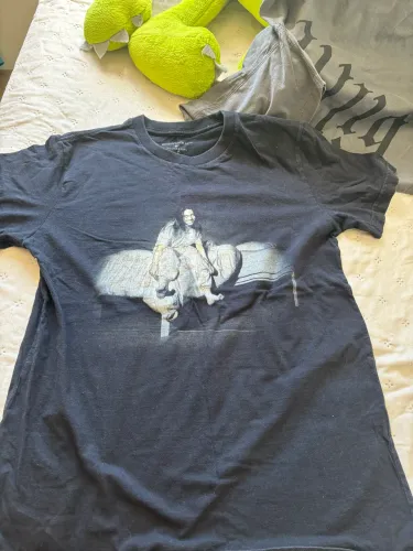 camiseta billie eilish tamanho M (nao realizo entrega, pagamento somente pix ou dinheiro)