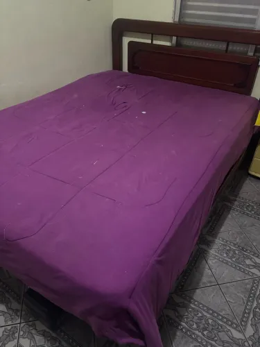 CAMA DE MADEIRA COM COLCHÃO