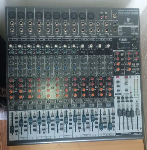 Mesa Behringer xenix 2442 USB 24 canais