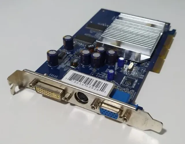 Placa de vídeo XFX Geforce FX5200 256MB 128 Bits