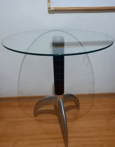 Mesa Aparador de vidro redonda com pé cromado.