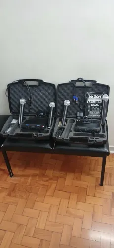 Microfone sem fio Le Som mod.LS 802 UHF Dual super novo sendo as duas maletas.