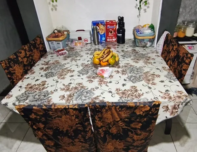 Mesa tampo de vidro 15mm 150x150cm com 6 Cadeiras 
