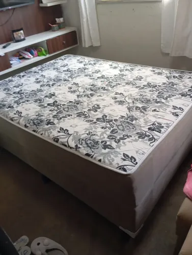 Pouco usada e semi nova,minha filha não usa e está ocupando espaço,vai junto cabeceira!