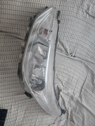 Farol Yaris lado esquerdo