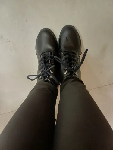Bota Coturno Feminina Preta com Cadarço e Salto Bloco - Estilo Casual<br>