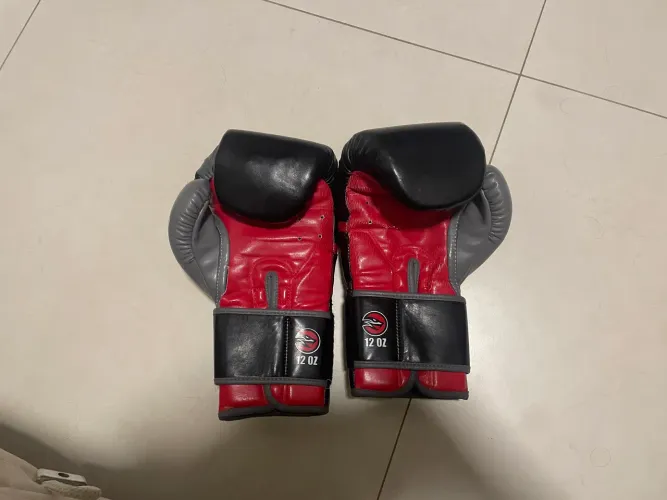 Vendo par de luvas naja ZERADO. Usado apenas uma vez, e vem tbm com par de bandagem