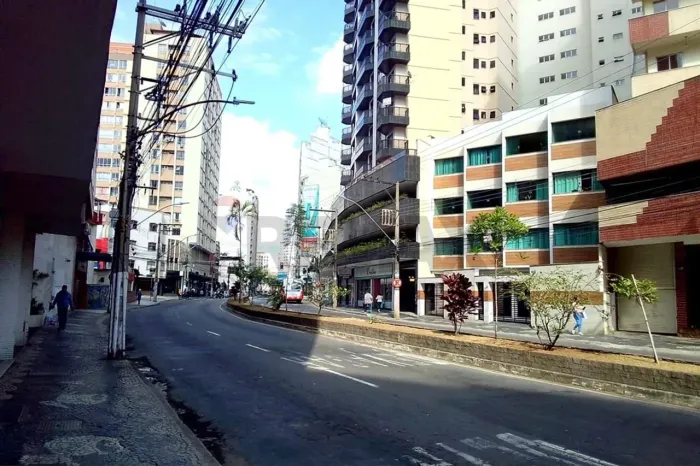 Quarto e Sala com vaga de garagem muito bem localizado no centro perto de tudo
