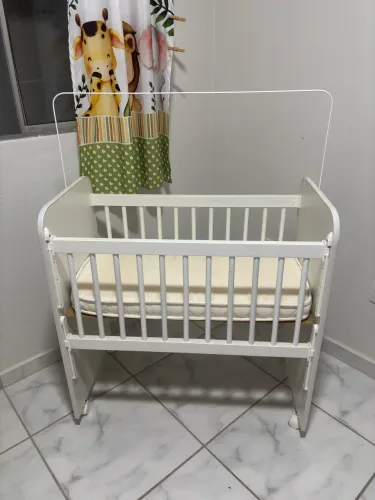 Vendo mini berço com colchão, pouquíssimo usado