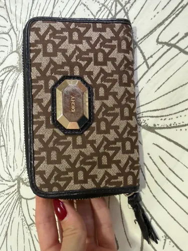 Carteira DKNY monograma 