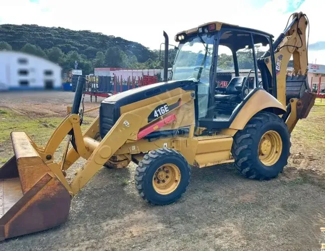 Retroescavadeira Caterpillar 2016