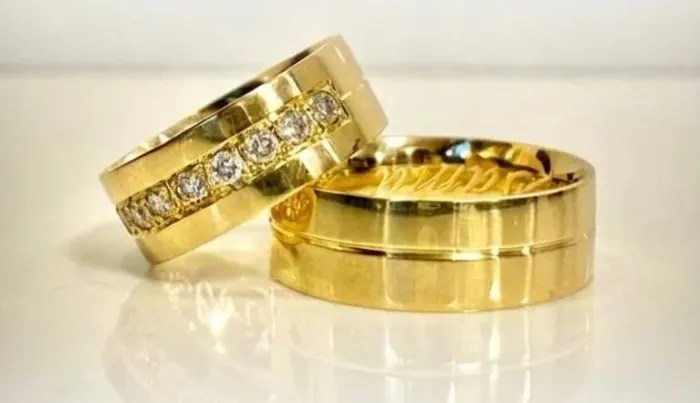 Par de Alianças Friso em Ouro 18k 750