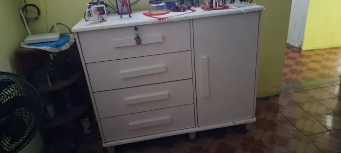 Cômoda branca ,usada em bom estado 4 gavetas ,1 porta .