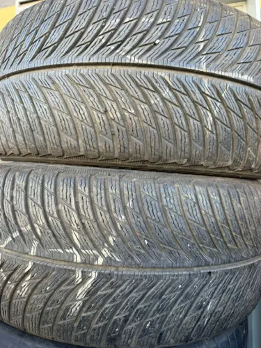 Pneu 245/40/19 Michelin  90 % vida útil