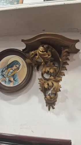 Penhanha de madeira ornamentada dourada 23x23