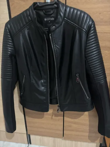 Jaqueta Biker em PU com metalassê e fechamento em zíper
