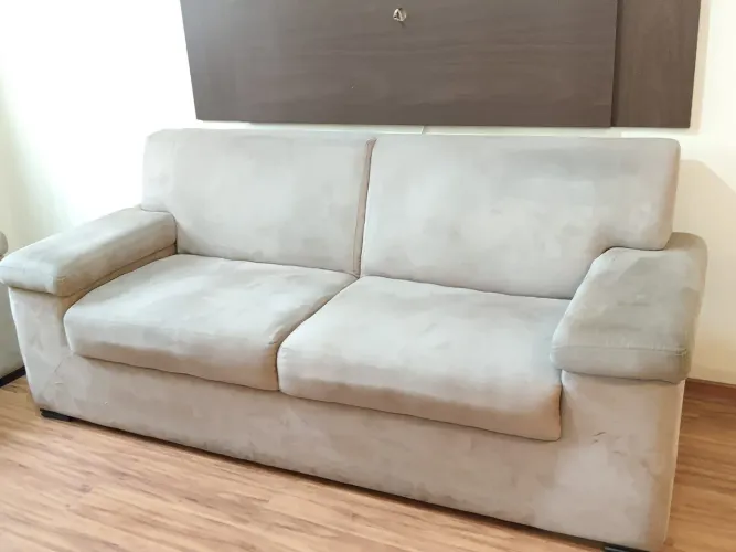 SOFÁ DE 3 LUGARES ROBUSTO (200 X 80 CM) - EXCELENTE ESTRUTURA E MUITO CONFORTÁVEL.