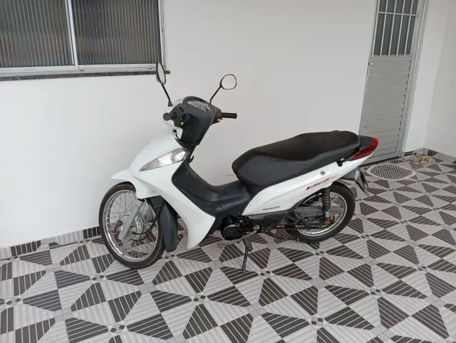 Moto com partida e pedal.