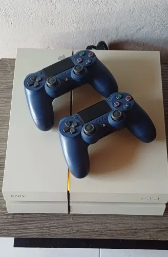 Ps4 com 2 controles