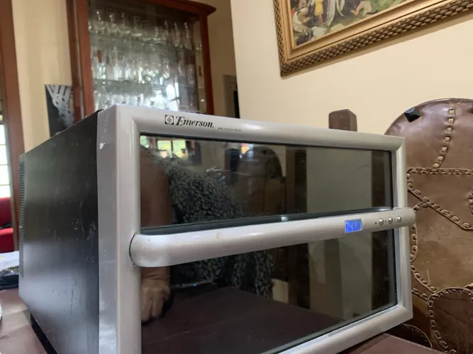 Adega para Vinhos, 8 garrafas, com luz e  painel digital 