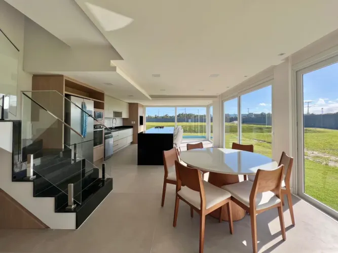 Casa de condominio em Atlântida, beira lago e mobiliada.