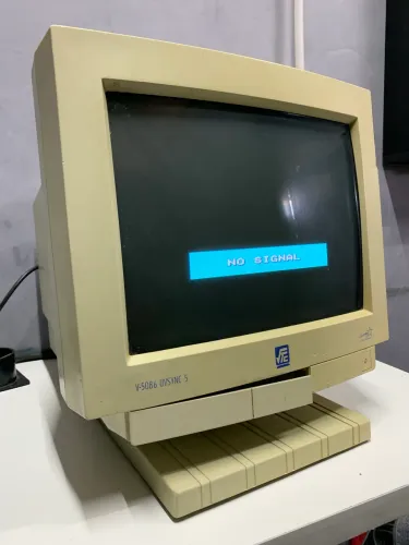 Monitor CRT branco retrô vintage Vierci Computers USA
