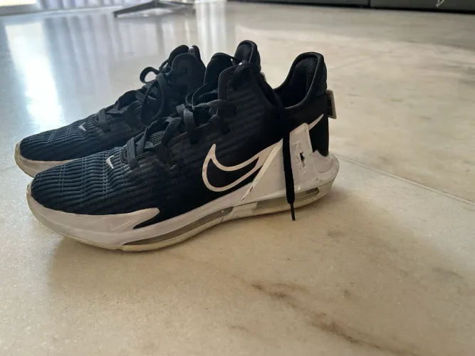 Tênis Nike LeBron Witness 6 azul LeBron James 2022