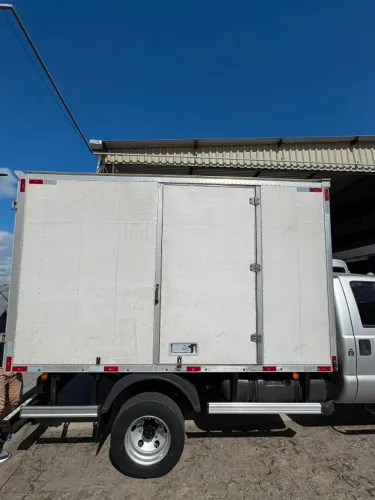 BAU EM ALUMINIO COM ASSOALHO E SUB CHASSIS EM AÇO EM EXELENTE ESTADO.