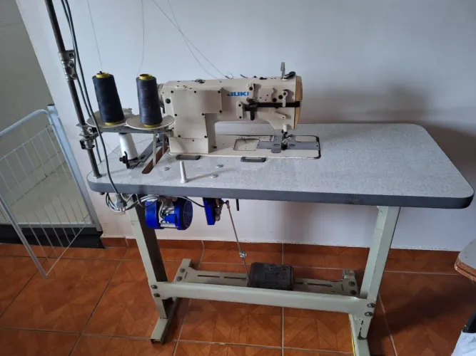 Vendo máquina duas agulhas semi nova