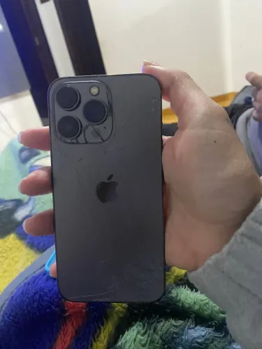 Vendo meu aiphone 13 tá parte trás quebrada funcionando perfeitamente 13 pro