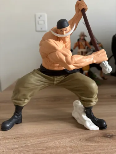 Action figure Barba Branca One Piece 