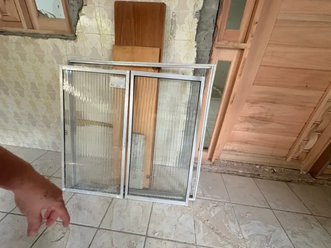 Janela e porta de alumínio com vidros usada 