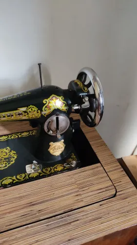Vendo máquina de costura antiga