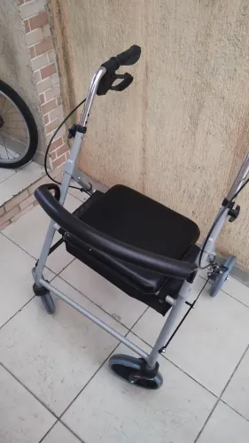 Andador com rodinhas e freio, ideal para idoso e pessoas com dificuldades motoras