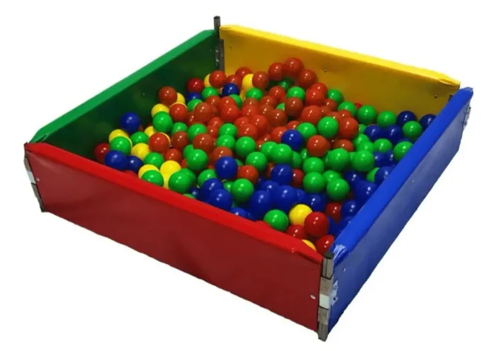 Piscina de bolinha com escorregador