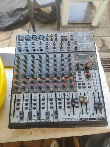 Mesa de som Behringer