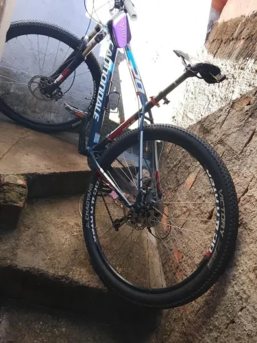 Bicicleta aro 29 cannondale trail 5 , freios hidráulico shimano alívio, trava amortecedor