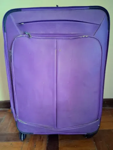 Vendo Mala Roxa Expansiva, muito boa.