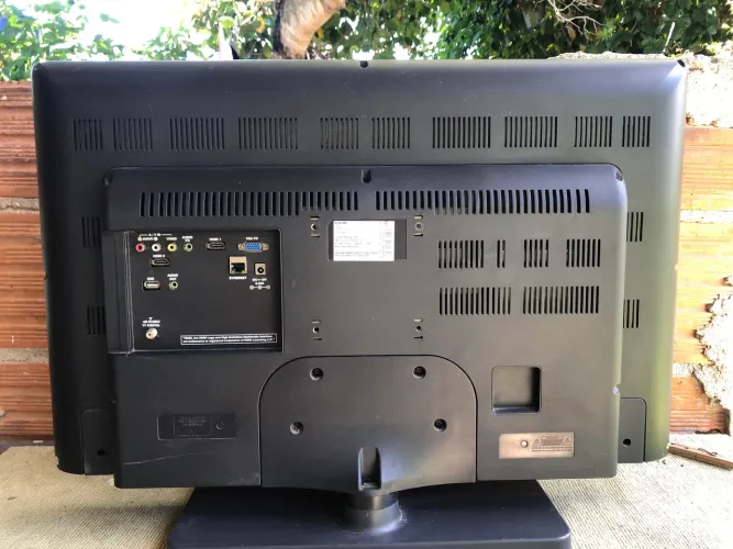 TV LED 29" CCE LT29G - HD, HDMI, USB - Perfeita p/ Quarto/Jogos